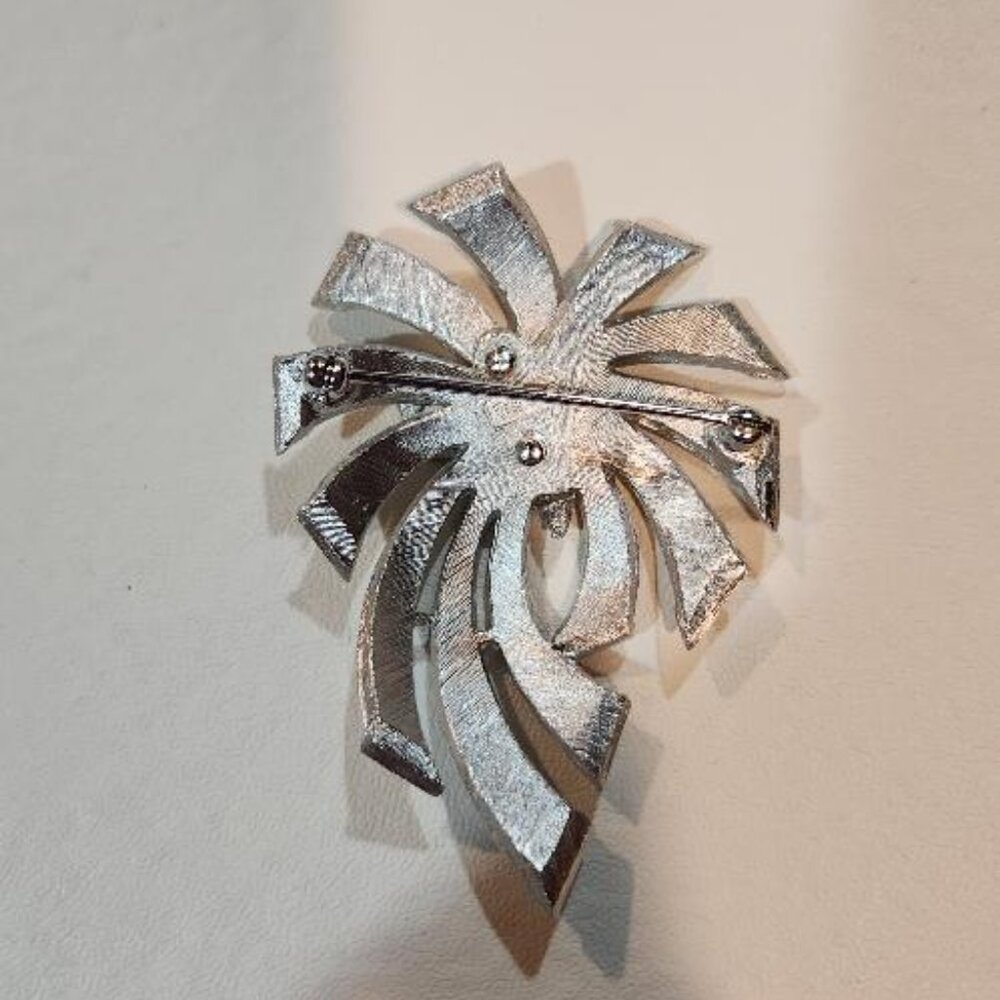 Vintage Crown Trifari silver-toned Brooch - Picture 2 of 2